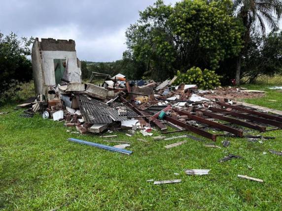 Mau tempo chegou a deixar mais de um milhão de pontos sem energia elétrica
