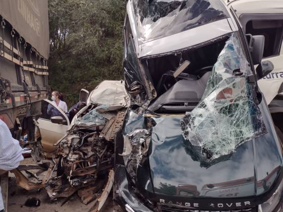 Motoristas ficaram presos ás ferragens de veículos