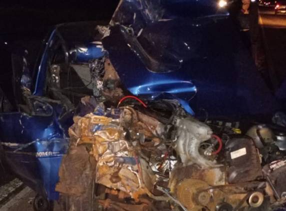 O motorista e a passageira da caminhonete não sofreram ferimentos graves e foram socorridos conscientes pelo Corpo de Bombeiros.