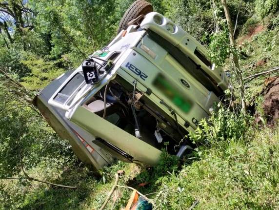 Veículo foi parar a 40 metros da via. Acidente ocorreu em Anchieta.
