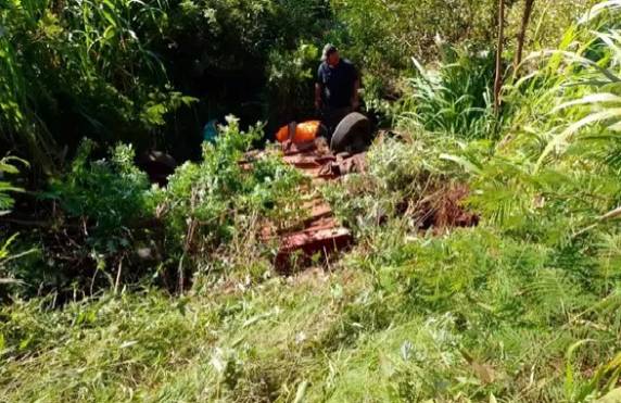 O condutor perdeu o controle do veículo e capotou sobre a estrutura, despencando em seguida pela ribanceira.