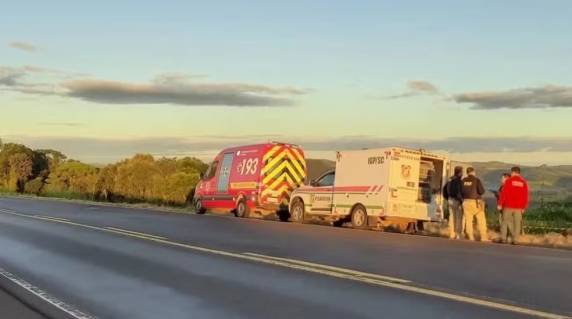 Condutor do carro que atingiu caminhoneiro fugiu sem prestar socorro, mas foi localizado e preso em flagrante por homicídio culposo e embriaguez.