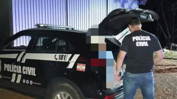 Condutor do carro que atingiu caminhoneiro fugiu sem prestar socorro, mas foi localizado e preso em flagrante por homicídio culposo e embriaguez.