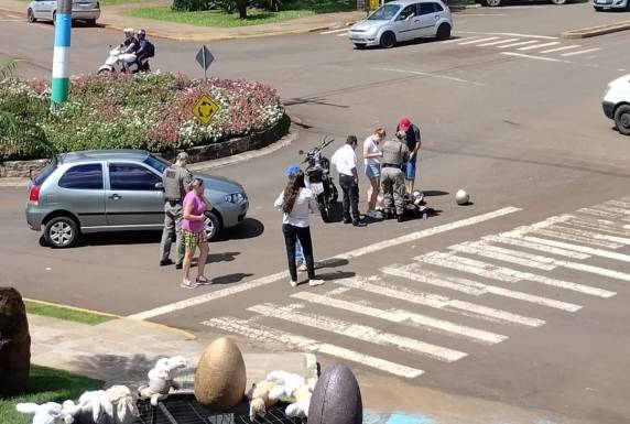 O acidente aconteceu no contorno da rótula em frente a prefeitura