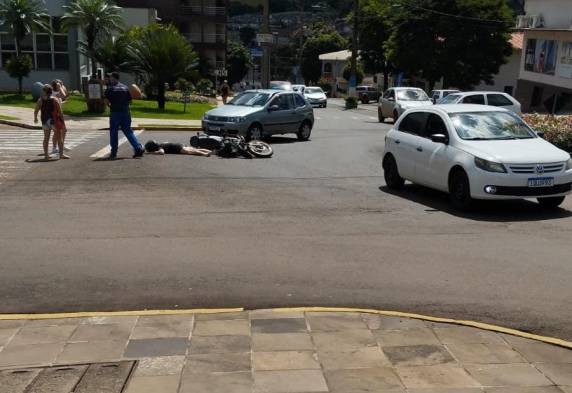 O acidente aconteceu no contorno da rótula em frente a prefeitura