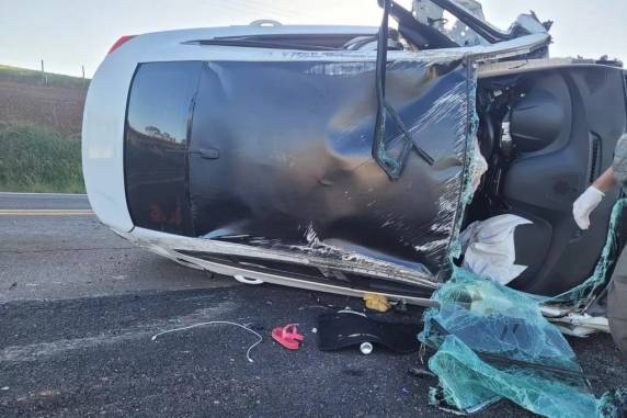 O carro em que elas estavam bateu de frente com um caminhão