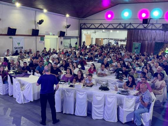 Cooperativa recebeu cooperados, apresentou novidades e entregou uma motocicleta