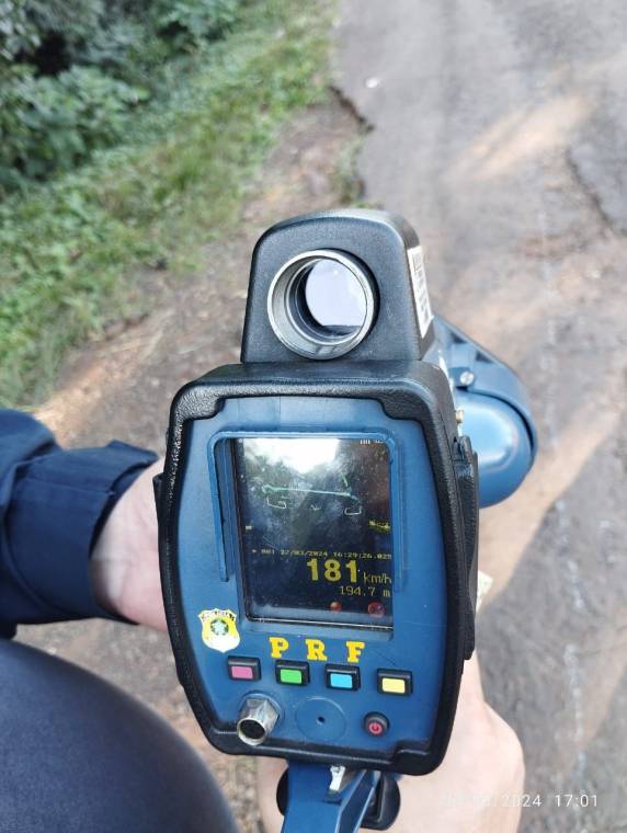 As fiscalizações ocorrem em todas as rodovias federais da região, e já no início foi flagrado uma caminhonete Amarok transitando em mais que o dobro do limite de velocidade na BR 472 em Três de Maio.