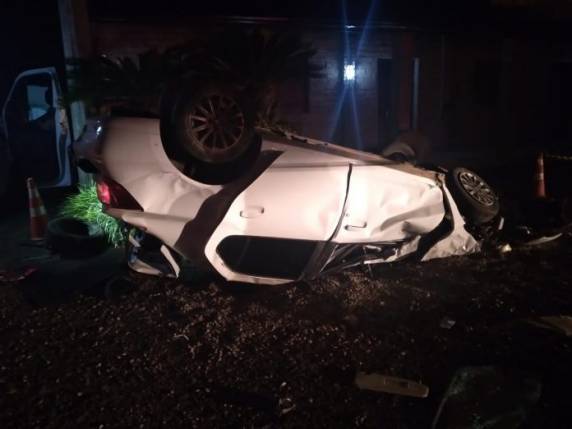 Carro com quatro ocupantes capotou na altura do km 8 da rodovia