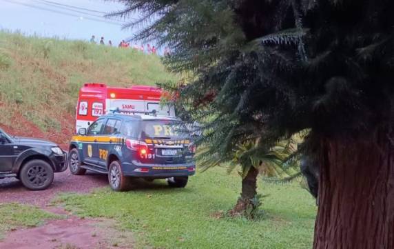 O Ford Focus projetou-se em uma rampa de terra