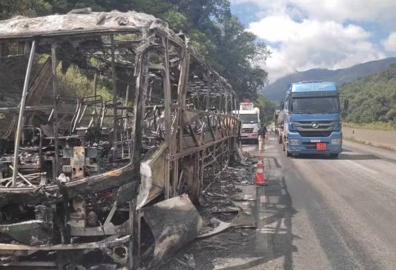 Incêndio aconteceu na pista sentido Curitiba no fim da manhã deste sábado (30).