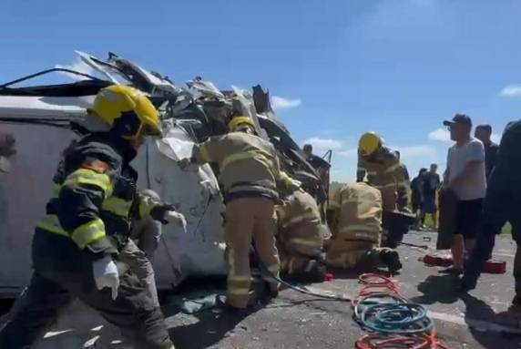 Colisão entre caminhão e van ocorreu no início da tarde da última sexta-feira na BR-158 e deixou outros seis feridos