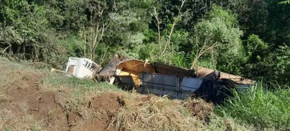 Motorista de 60 anos e uma passageira, 42, foram resgatados e levados ao hospital.