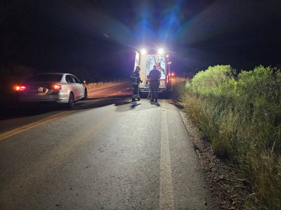 Por volta das 22h30, os bombeiros foram informados de uma saída de pista seguida de capotamento.