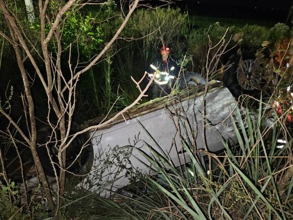 Por volta das 22h30, os bombeiros foram informados de uma saída de pista seguida de capotamento.