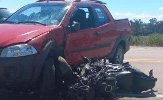 Motociclista morreu no local, já o condutor do automóvel não se feriu