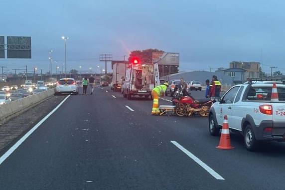 Motociclista bateu em caminhão. Na sequência, os dois carros colidiram