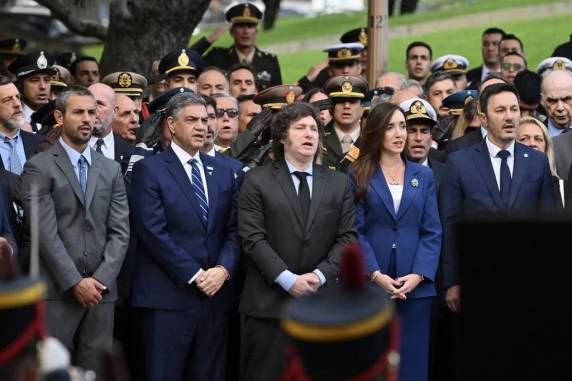 Diante do memorial dos mortos na guerra, presidente argentino declarou que ninguém respeita um país que só produz pobreza e desprezo pelas instituições de segurança