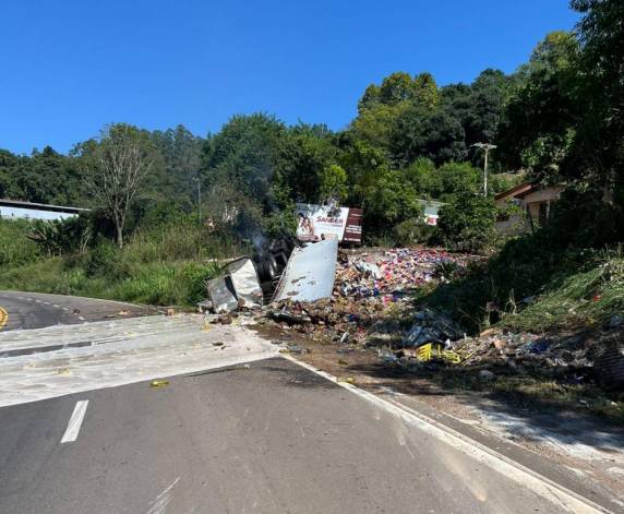 O caminhão transportava uma carga de produtos de limpeza. Parte do material ficou sobre a pista de rodagem, e parte ficou na lateral da rodovia.