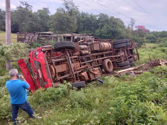 O motorista do caminhão sofreu lesões leves e passa bem
