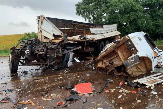 Acidente aconteceu por volta das 17h desta quinta-feira; vítimas ainda não foram identificadas