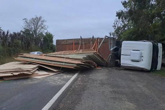 Nesta manhã, o trânsito flui pelo acostamento