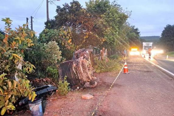 Nesta manhã, o trânsito flui pelo acostamento
