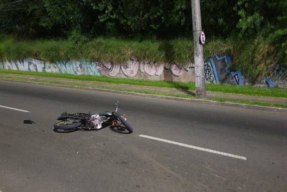 A suspeita é de que a moto tenha colidido contra poste ou árvore