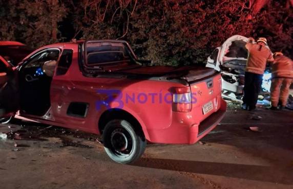 Os veículos colidiram no trevo de acesso a cidade no início da madrugada