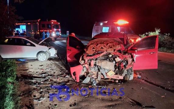 Os veículos colidiram no trevo de acesso a cidade no início da madrugada