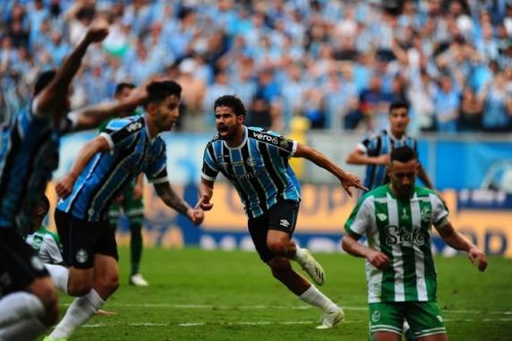 Gilberto abriu o placar para o Alviverde, mas o Tricolor virou a partida com gols de Cristaldo, Diego Costa e Nathan Fernandes