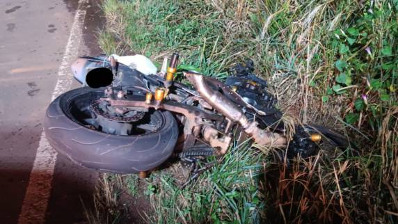 Motociclista colidiu de frente com um caminhão; carro também se envolveu no acidente