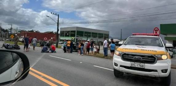 A vítima foi encontrada inconsciente, caída no chão, apresentando sinais de traumatismo craniano e edema facial