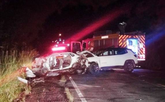 Colisão frontal na noite de sexta-feira deixou ainda três feridos que foram encaminhados para hospitais da região