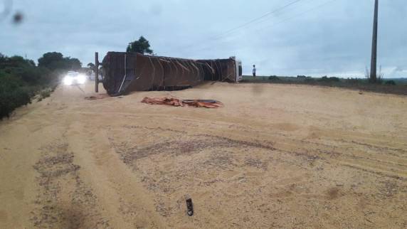 O acidente envolveu a carreta com carga de grãos e um VW Golf