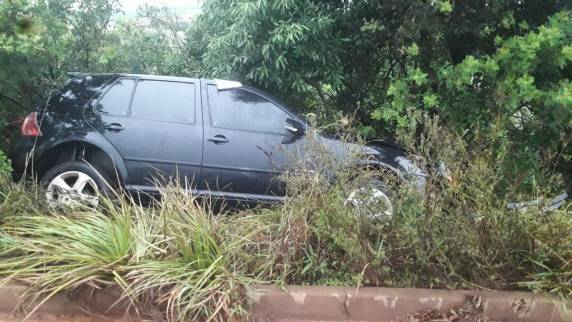 O acidente envolveu a carreta com carga de grãos e um VW Golf