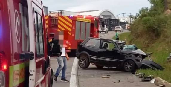 Colisão entre caminhonete e caminhão aconteceu em Lontras, na região de Blumenau