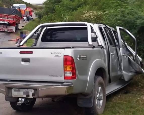 Colisão entre caminhonete e caminhão aconteceu em Lontras, na região de Blumenau