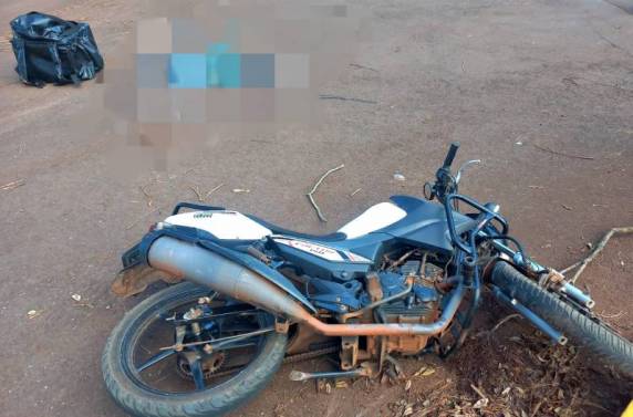 As informações são de que a moto teve a frente cortada por um carro