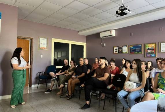 Medida busca preparar os 30 recepcionistas para realizar um trabalho diferenciado durante a feira.