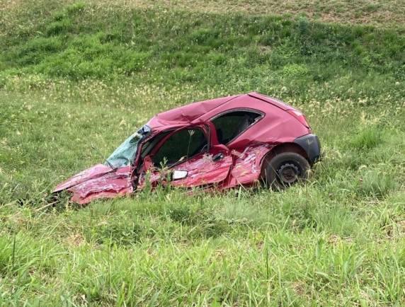 O acidente envolveu o carro da mulher e um caminhão