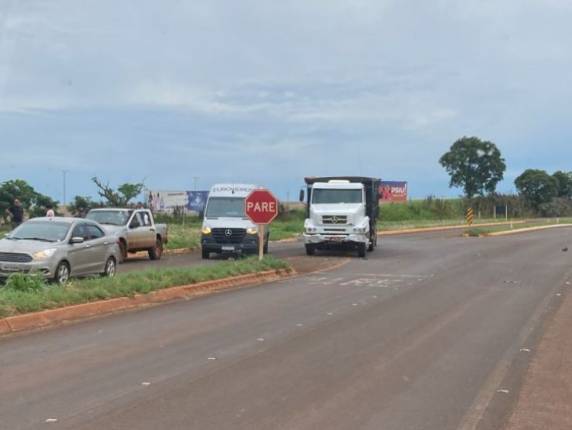 O acidente envolveu o carro da mulher e um caminhão