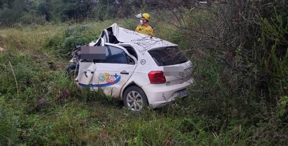 Carro da Saúde de Timbó Grande colidiu frontalmente contra um caminhão