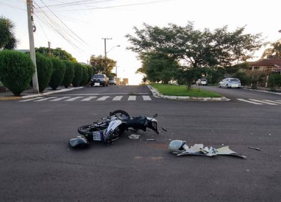 A colisão em um cruzamento envolveu um veículo de passeio e uma moto.