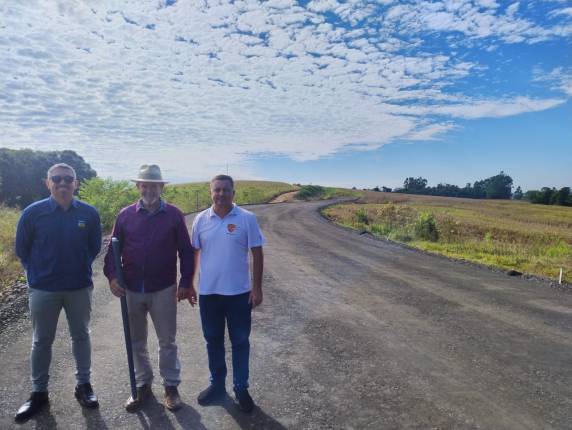 Os prefeitos exibem em uma das imagens, uma foto histórica, feita ainda durante a pandemia, após terem sido eleitos como mandatários em suas comunidades, e unidos, decidiram tratar a ERS 305 como uma pauta comum, prioritária aos três municípios