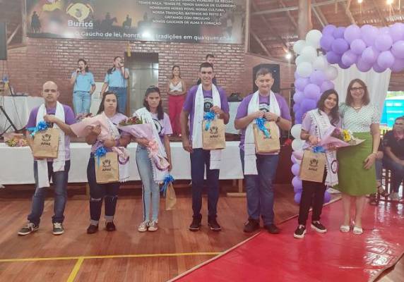 Na pista de dança, a festa seguiu com Karine Eichel e Cristiano, que animaram os apaeanos.