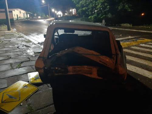 Acidente ocorreu por volta da 1h da madrugada deste domingo