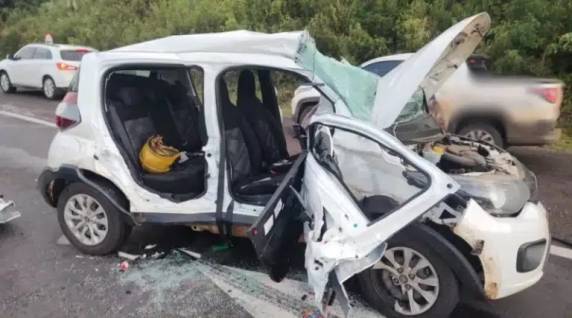 Além da vítima fatal, outras duas mulheres, de 29 e 32 anos, ficaram feridas na colisão.