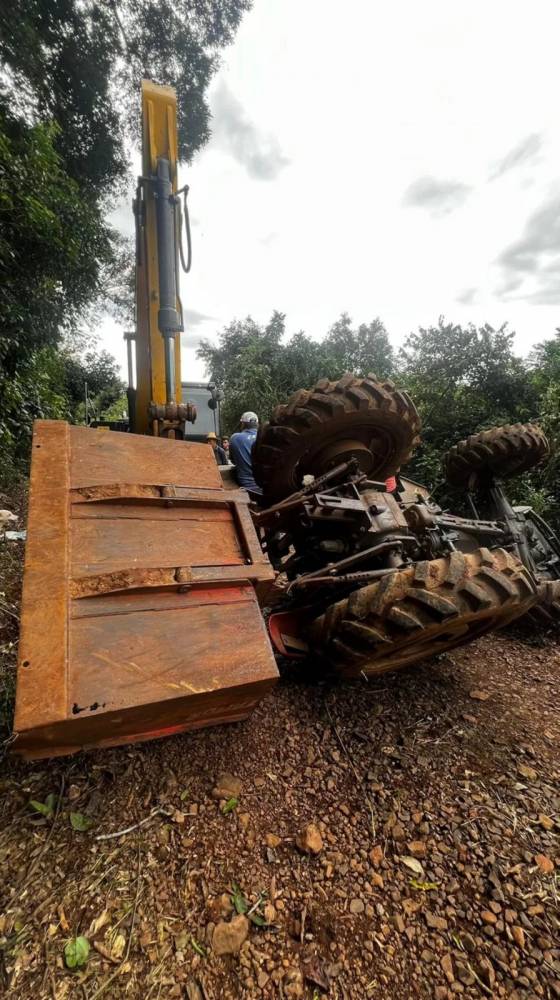 Parentes tentaram resgatar a vítima usando escavadeira, mas idoso já havia falecido