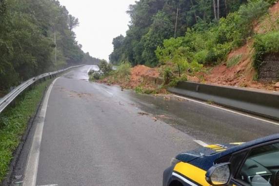 Rodovia ficou interditada na noite de sábado (13) em razão da chuva forte que atinge o Estado catarinense
